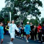 Ross Smith runs with the OlympicTorch Keyborough 2000
